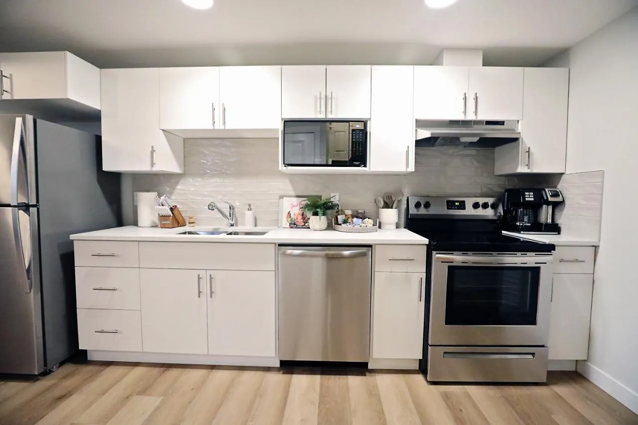 Downtown Suite King Beds,Long Stays,Disney+ Edmonton Canada