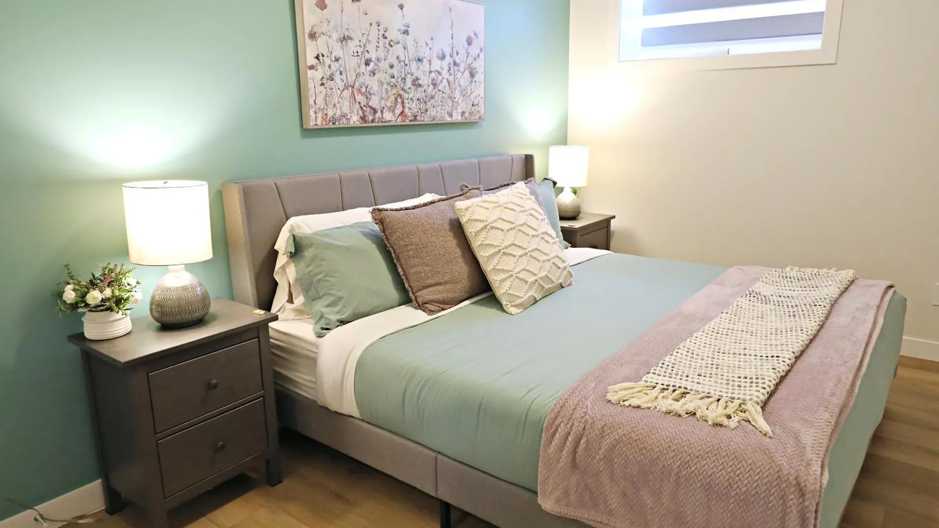 Downtown Suite King Beds,Long Stays,Disney+ Edmonton Canada