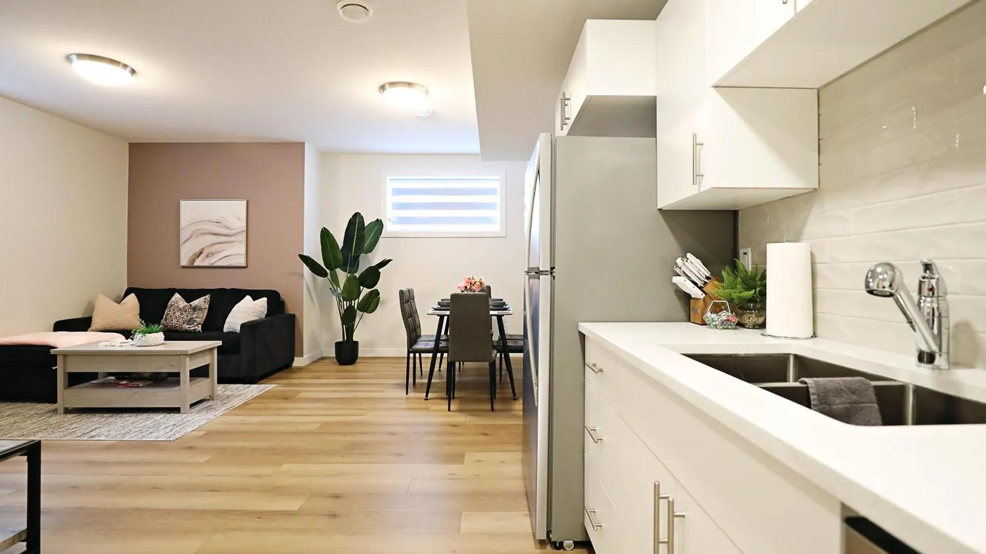 Downtown Suite King Beds,Long Stays,Disney+ Edmonton Canada