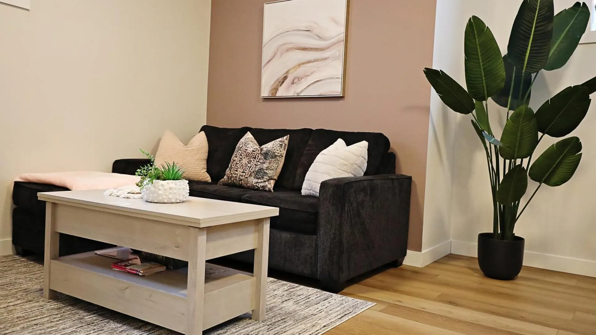 Downtown Suite King Beds,Long Stays,Disney+ Edmonton Holiday home