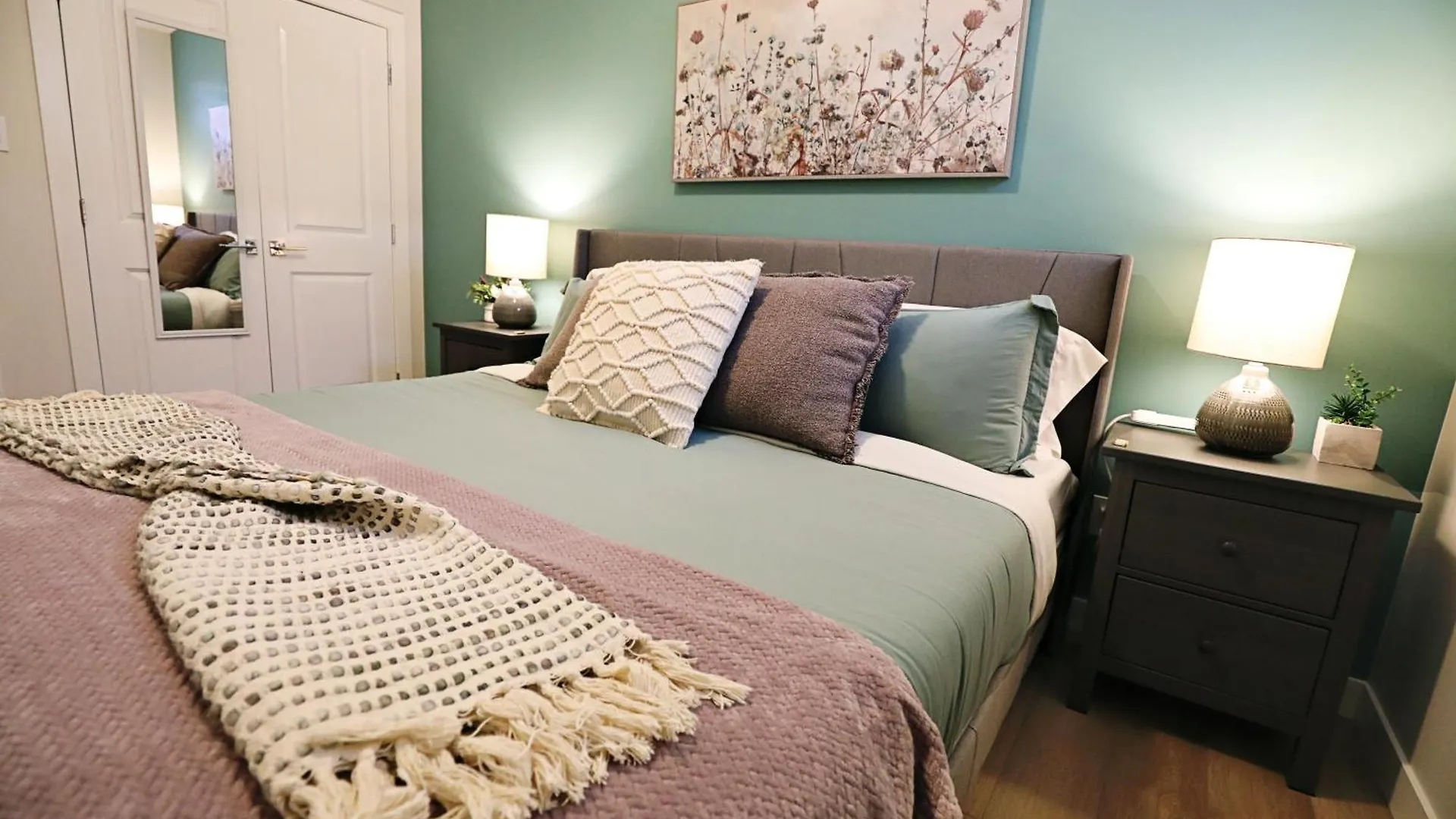 Downtown Suite King Beds,Long Stays,Disney+ Edmonton