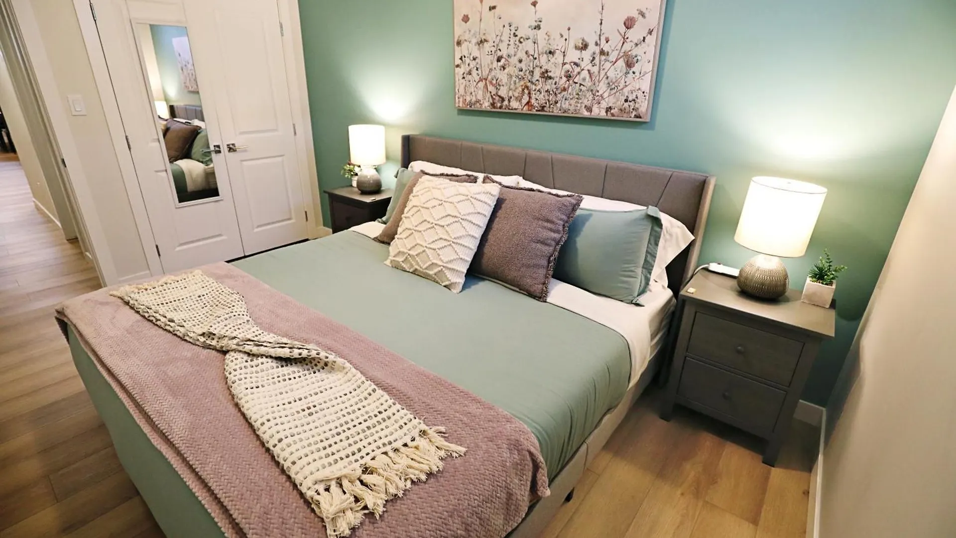 Downtown Suite King Beds,Long Stays,Disney+ Edmonton Holiday home