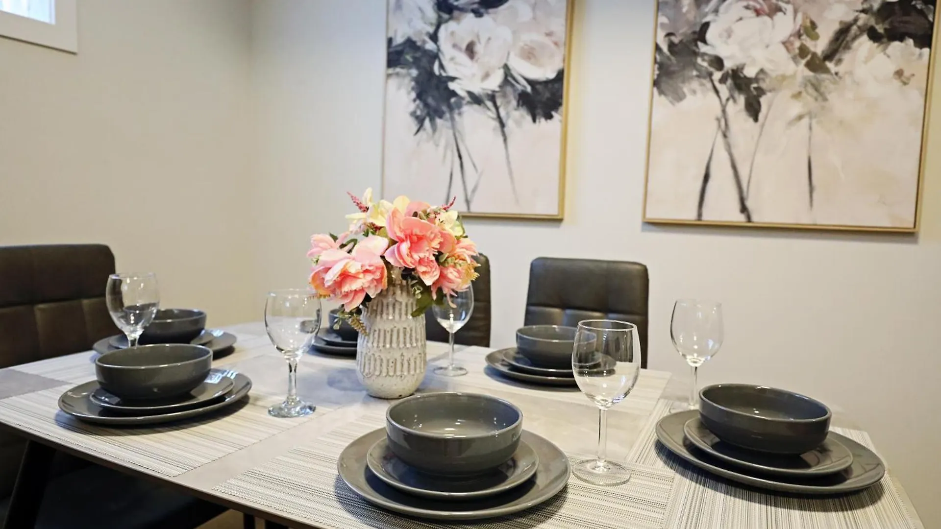 Downtown Suite King Beds,Long Stays,Disney+ Edmonton Holiday home
