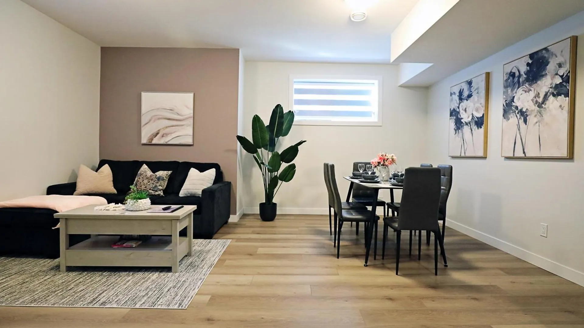 Holiday home Downtown Suite King Beds,Long Stays,Disney+ Edmonton