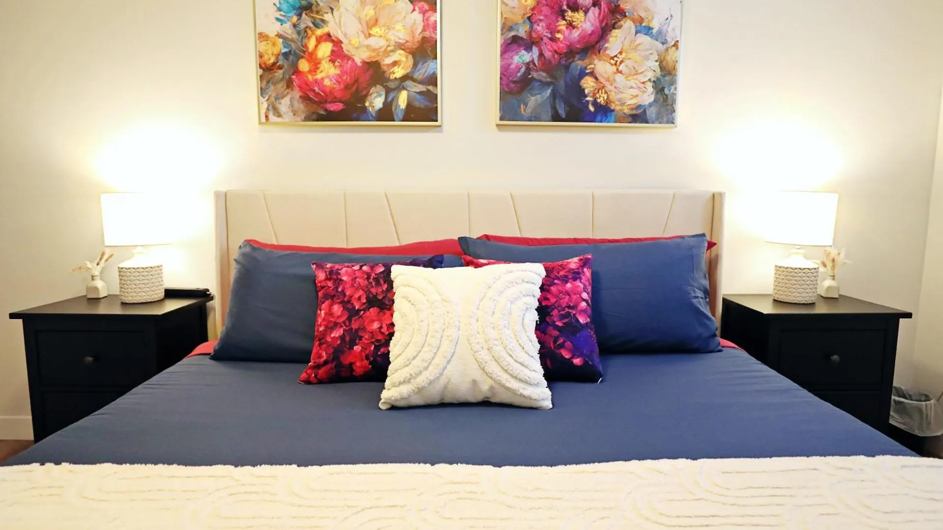 Downtown Suite King Beds,Long Stays,Disney+ Edmonton