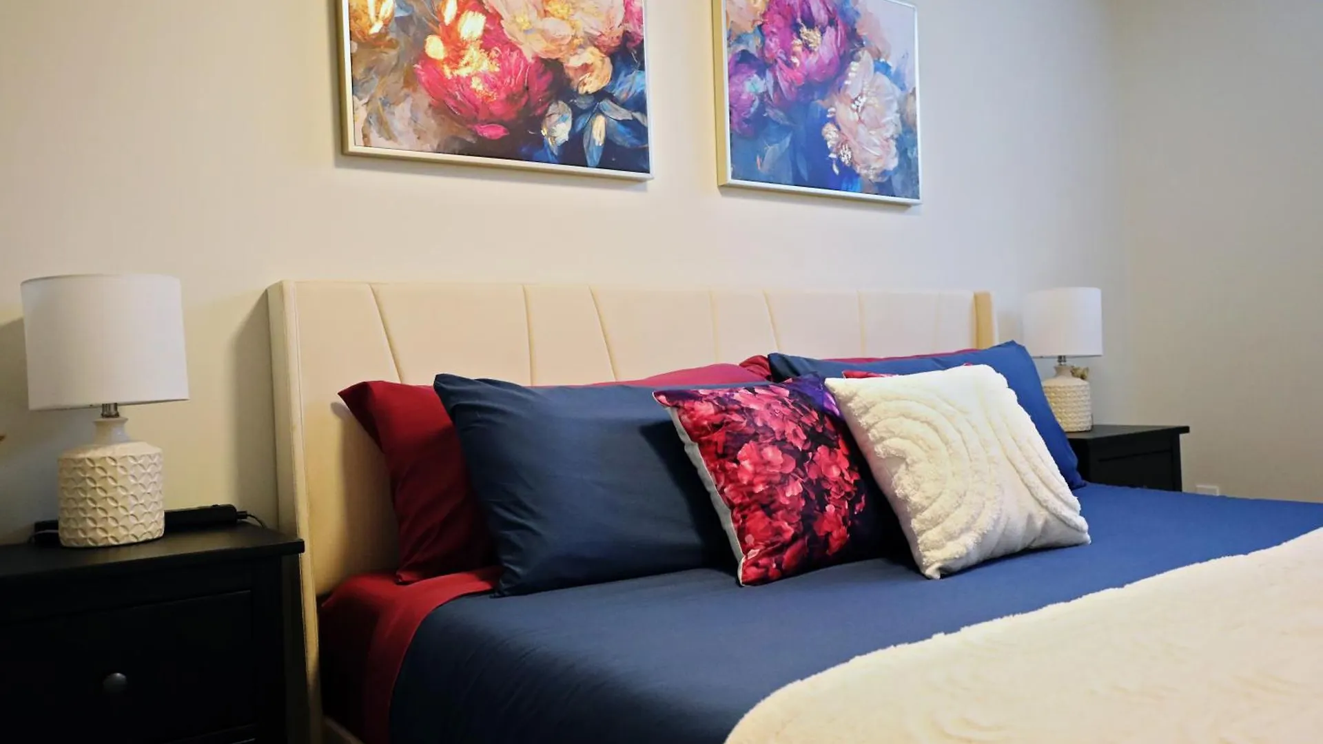 Downtown Suite King Beds,Long Stays,Disney+ Edmonton Holiday home