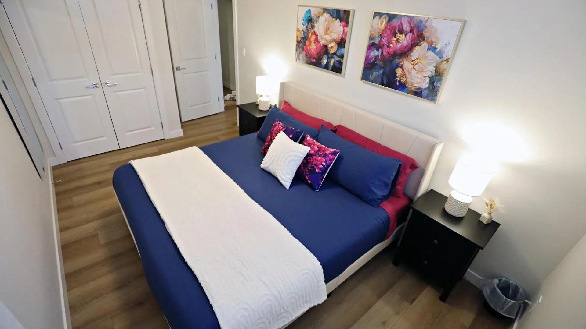 Downtown Suite King Beds,Long Stays,Disney+ Edmonton