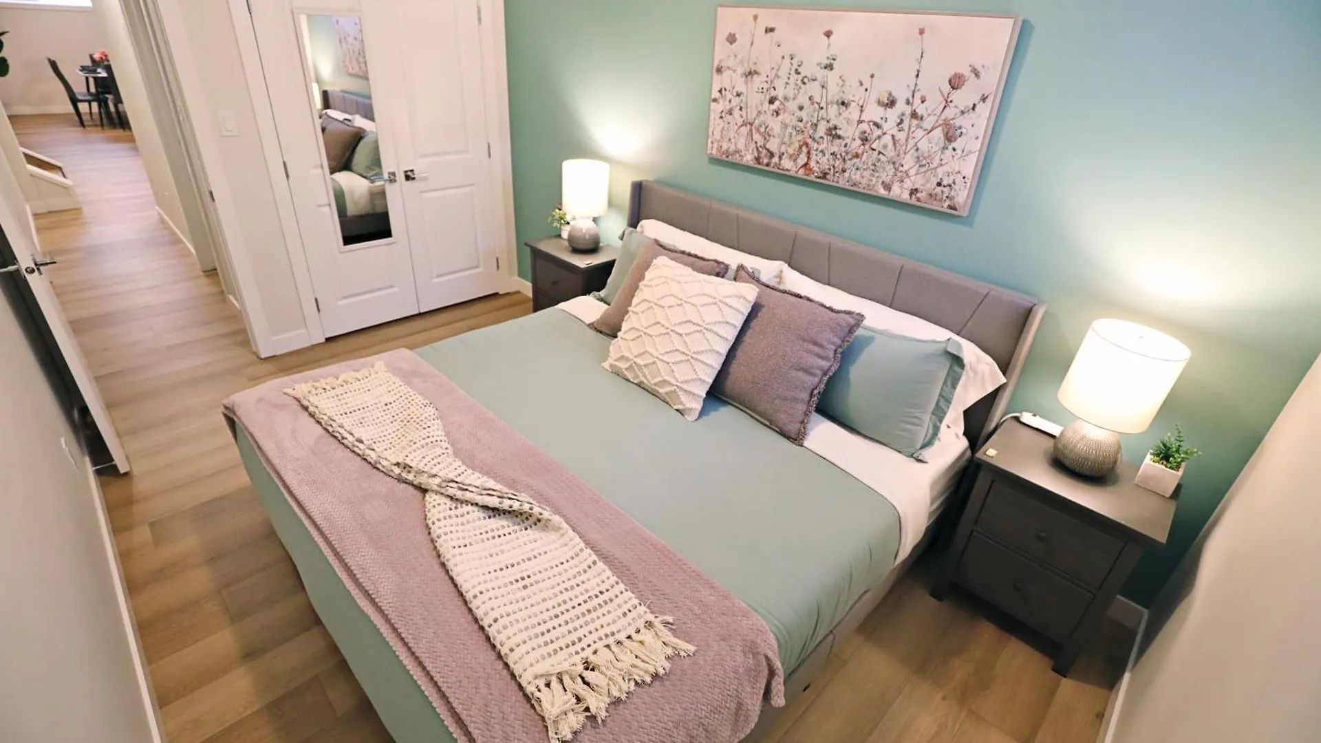 Downtown Suite King Beds,Long Stays,Disney+ Edmonton