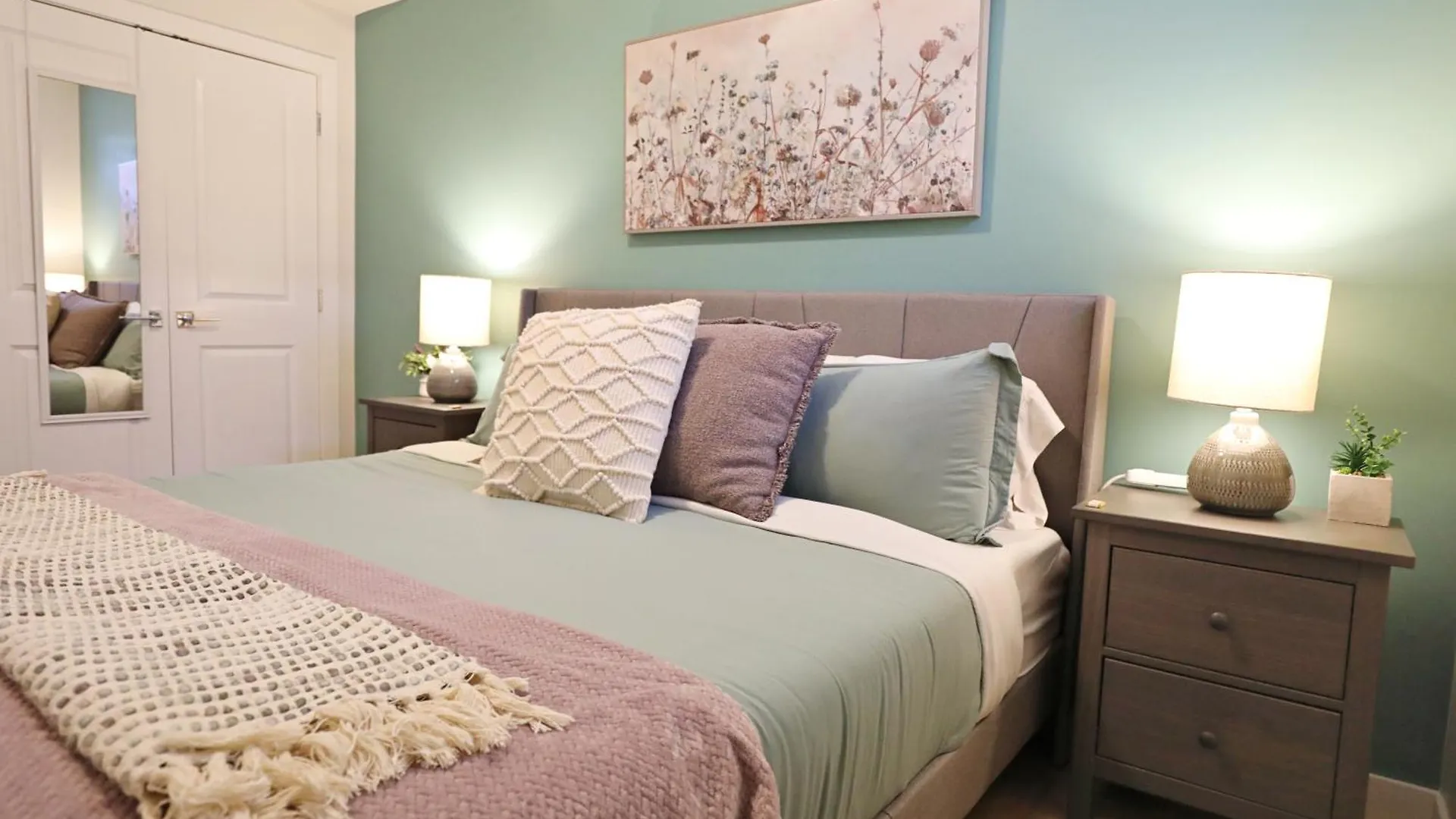 Downtown Suite King Beds,Long Stays,Disney+ Edmonton Canada